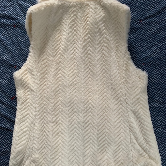 Women’s faux fur, lined winter vest - Picture 2 of 6